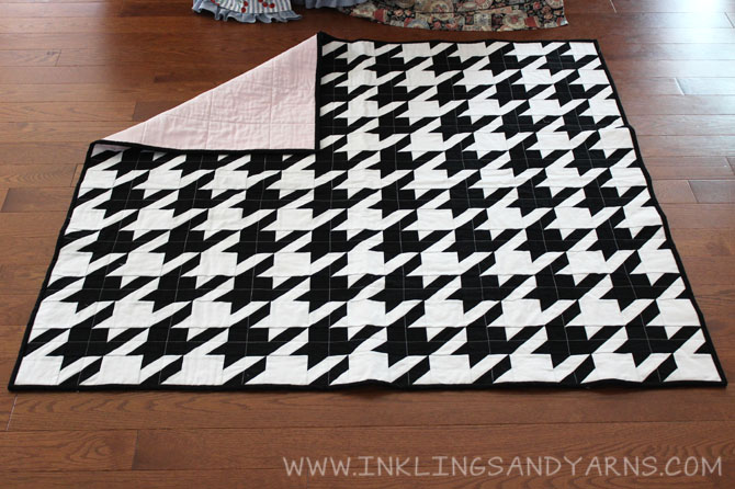 Houndstooth Quilt Front and Back | www.inklingsandyarns.com